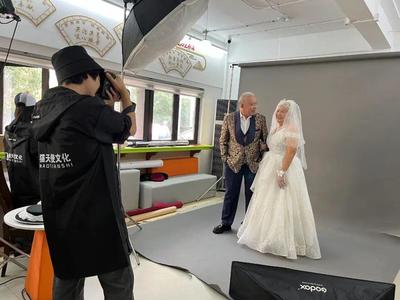 百岁闺蜜相约留影，杨浦这个街道用公益拍照增加'重阳'仪式感